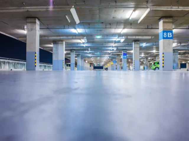 Auto's in een parkeergarage in Nijmegen