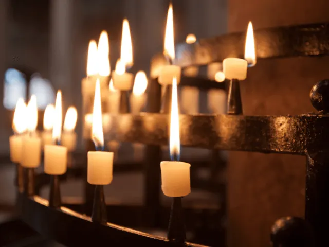 kaarsen in een kerk