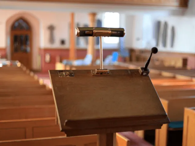 spreekstoel in een kerk