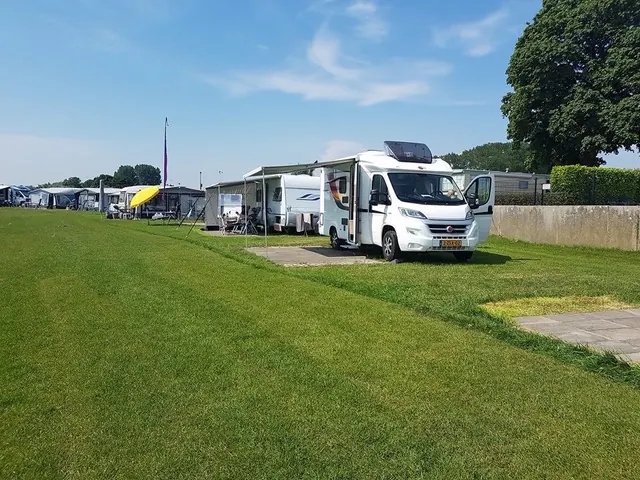 Camping waalstrand Nijmegen Camping met Camper