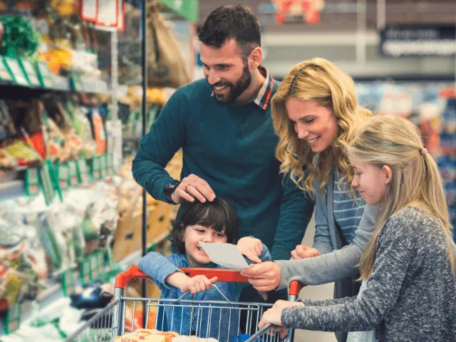 gezin naar de supermarkt