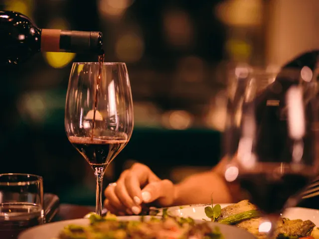 Wijn serveren bij het eten in nijmegen