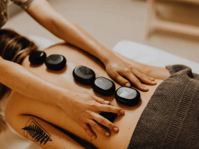 Hot stone is ook een populaire massage in nijmegen