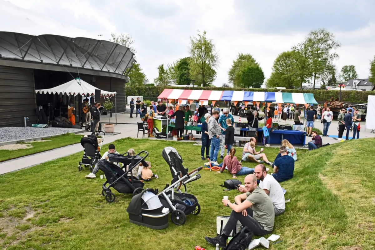 Bezoekers op het grasveld bij het Vrijheidsmuseum in Groesbeek op Bevrijdingsdag