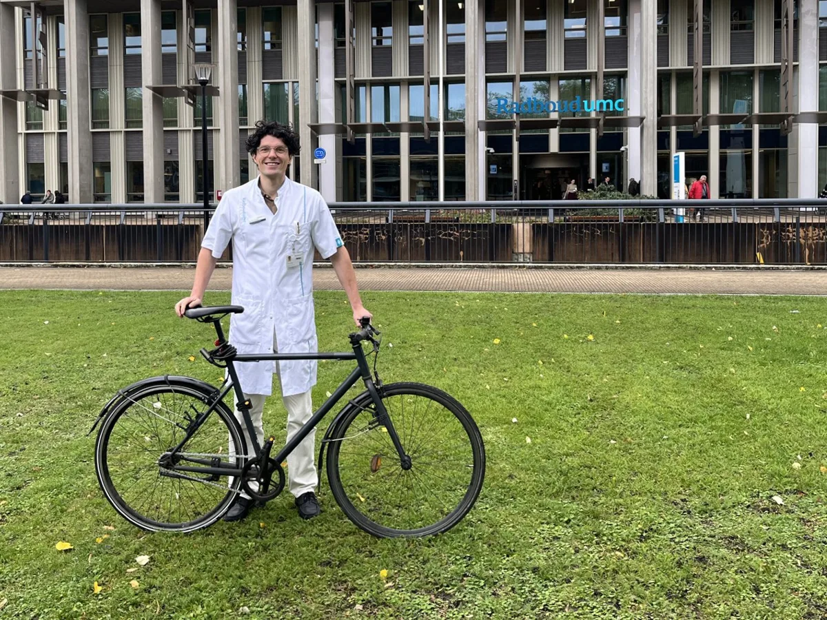 Artsen fietsen van Den Bosch naar Radboudumc voor prostaatkankeronderzoek