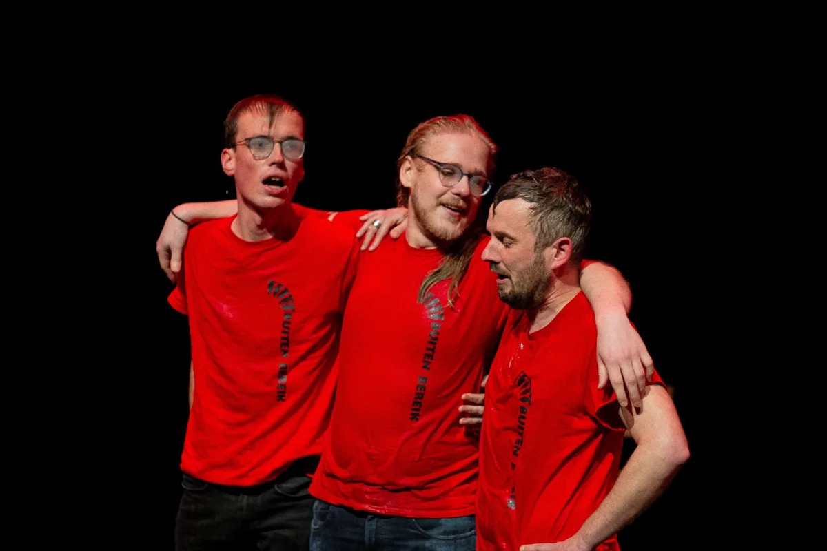 Buiten Bereik speelt improvisatievoorstelling in Het Badhuis, foto 2