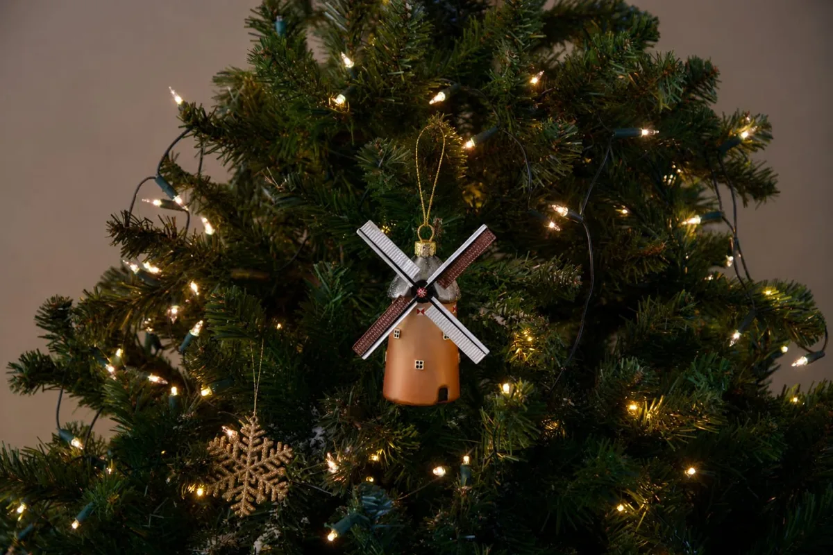Burgemeester Wijchen krijgt eerste kerstbal van de Wijchense Molen