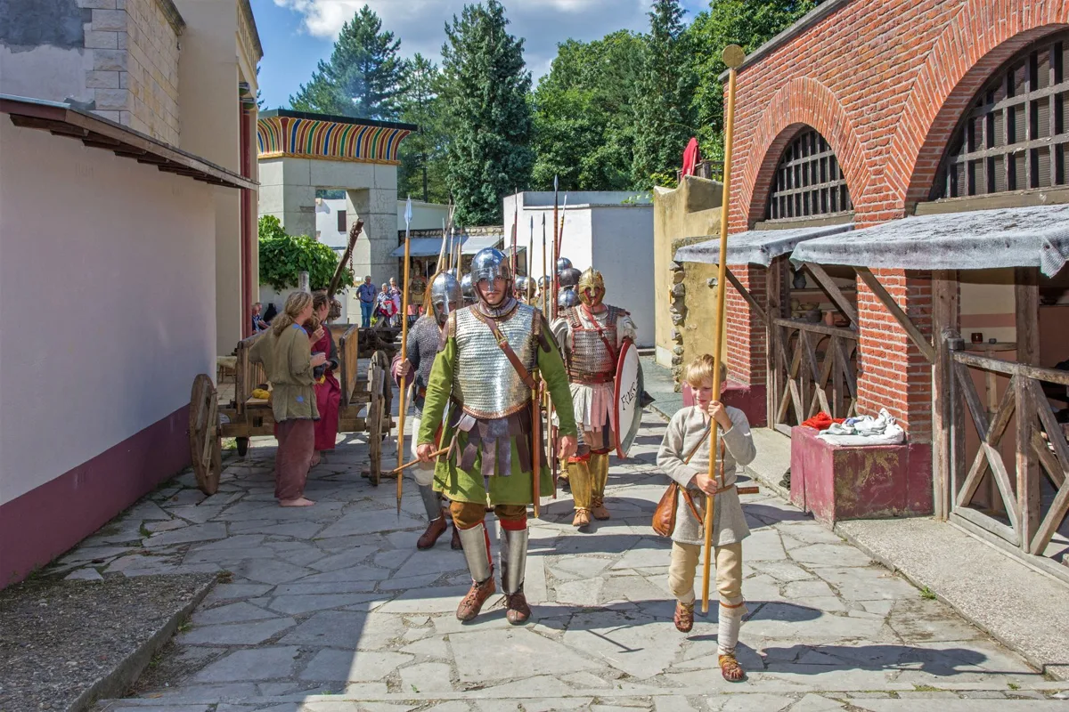 Romeinenpaspoort Gelderland feestelijk gelanceerd bij Museumpark Orientalis