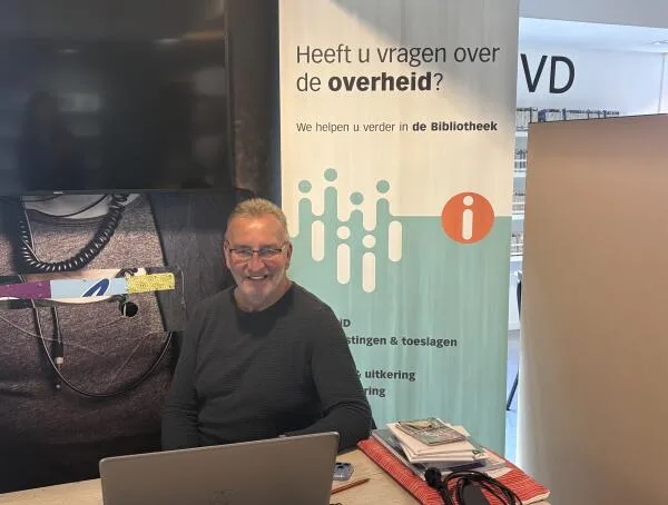 Vrijwilliger Knud helpt bij DigiD-vragen in Bibliotheek Mariënburg